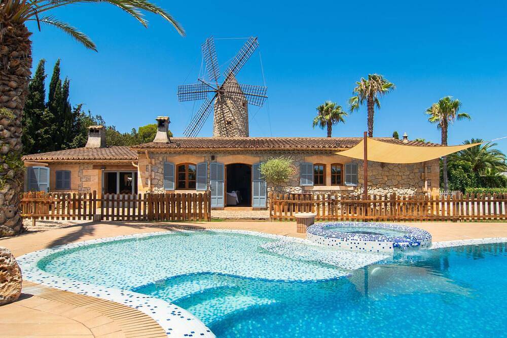 Atemberaubendes Haus in Consell mit privatem Swimmingpool, der sowohl drinnen. in Consell, Mallorca Inselmitte