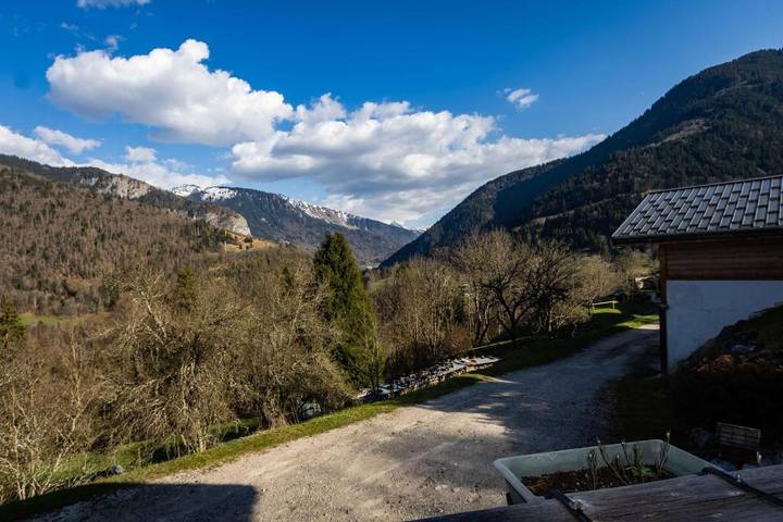 Gîte pour 8 personnes, avec jardin et vue, adapté aux familles à Seytroux - 2