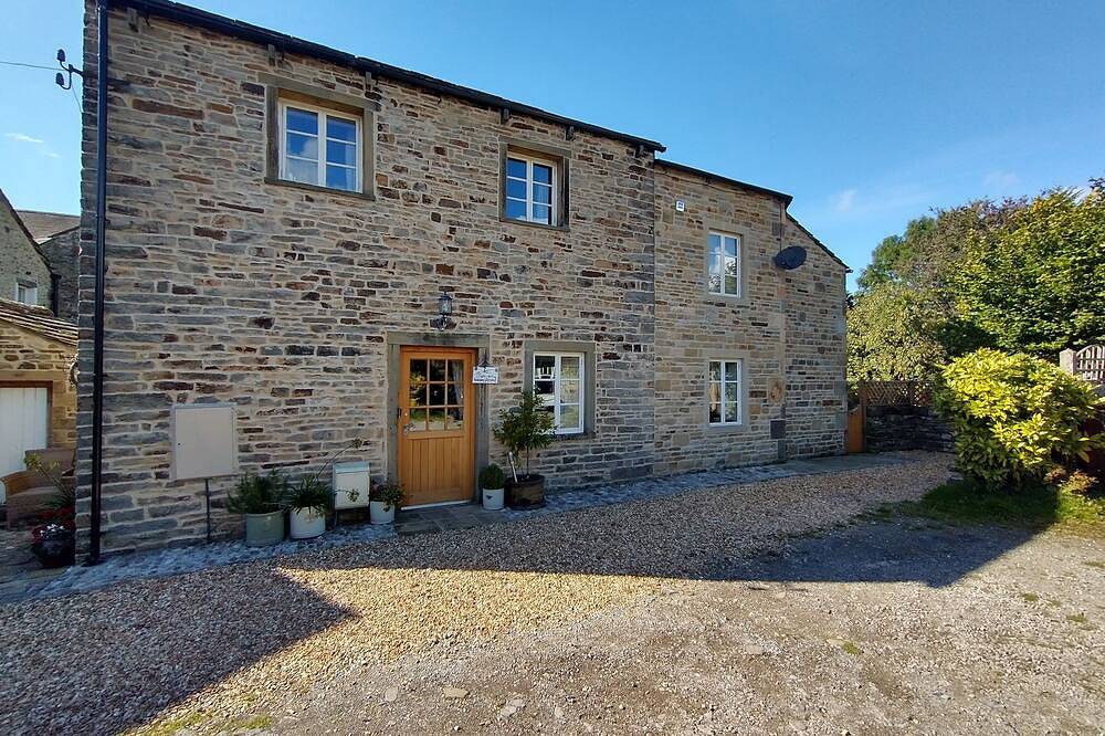 Stunning detached cottage, Gargrave centre, private garden & outdoor bath in Gargrave, Yorkshire Dales National Park