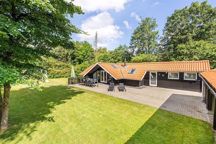 Feriehus for 8 personer, med terrasse og pool - 1