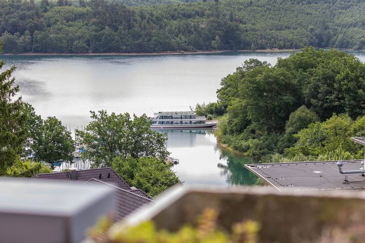 Ferienwohnung für 4 Personen, mit Balkon und Garten sowie Seeblick