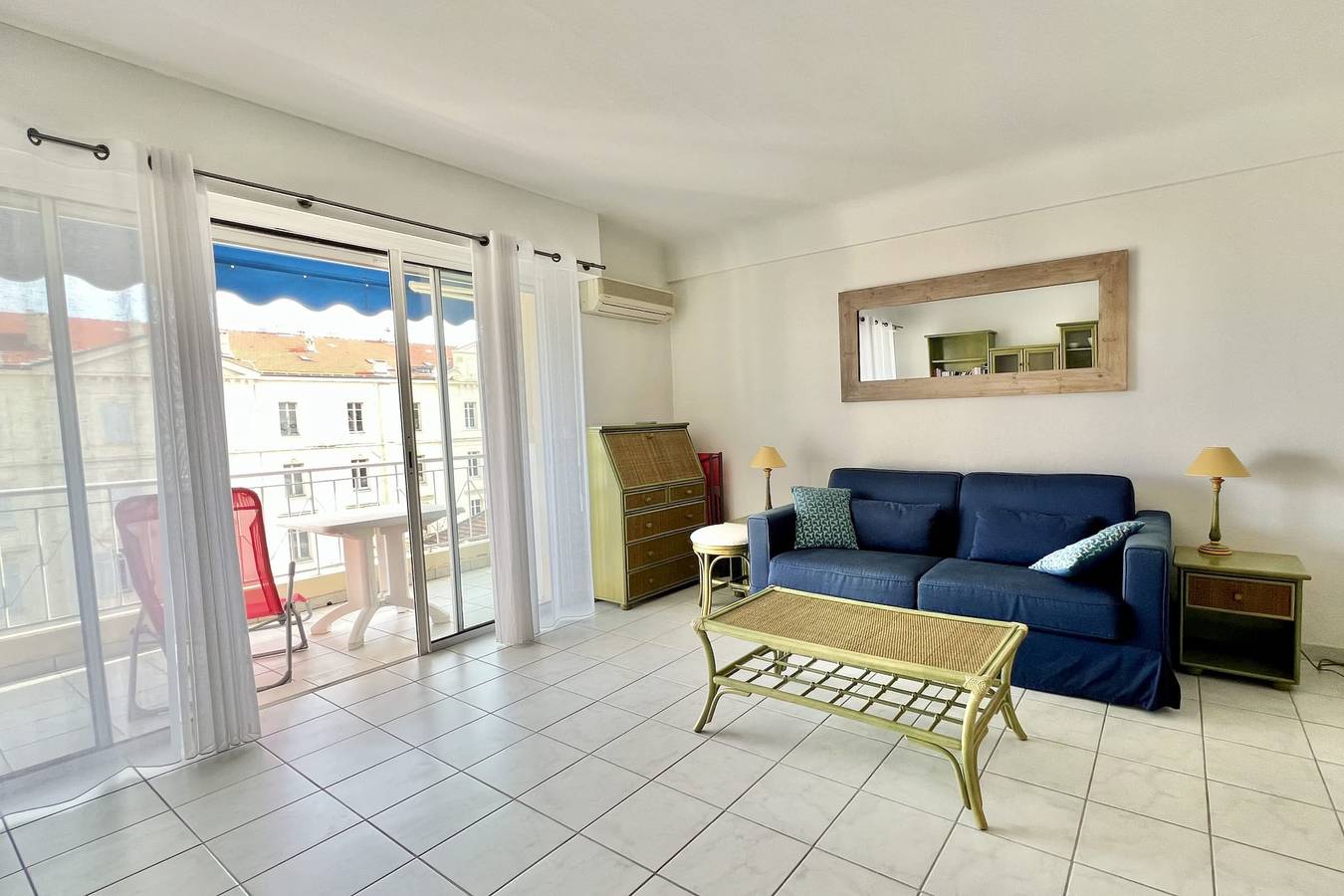 Entire studio, Bright studio with terrace and sea view in Cannes, Cannes region