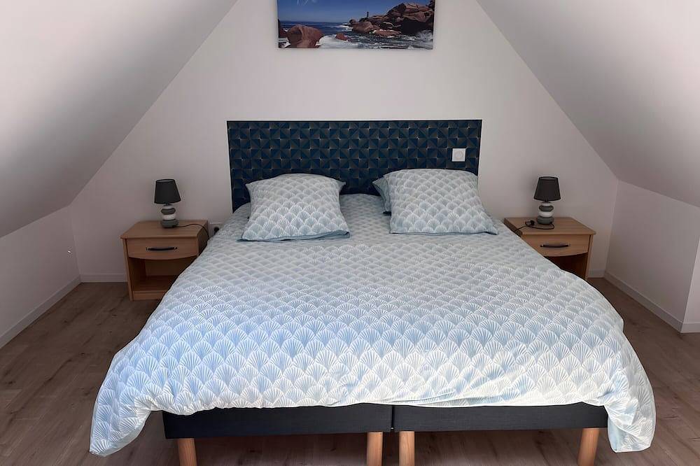 Holiday Home 'Gîte Ty Breizh' with Private Terrace and Wi-Fi in Plougrescant, Pink Granite Coast