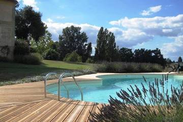 Gîte pour 10 personnes, avec piscine ainsi que jardin et terrasse à Sérignac-Péboudou
