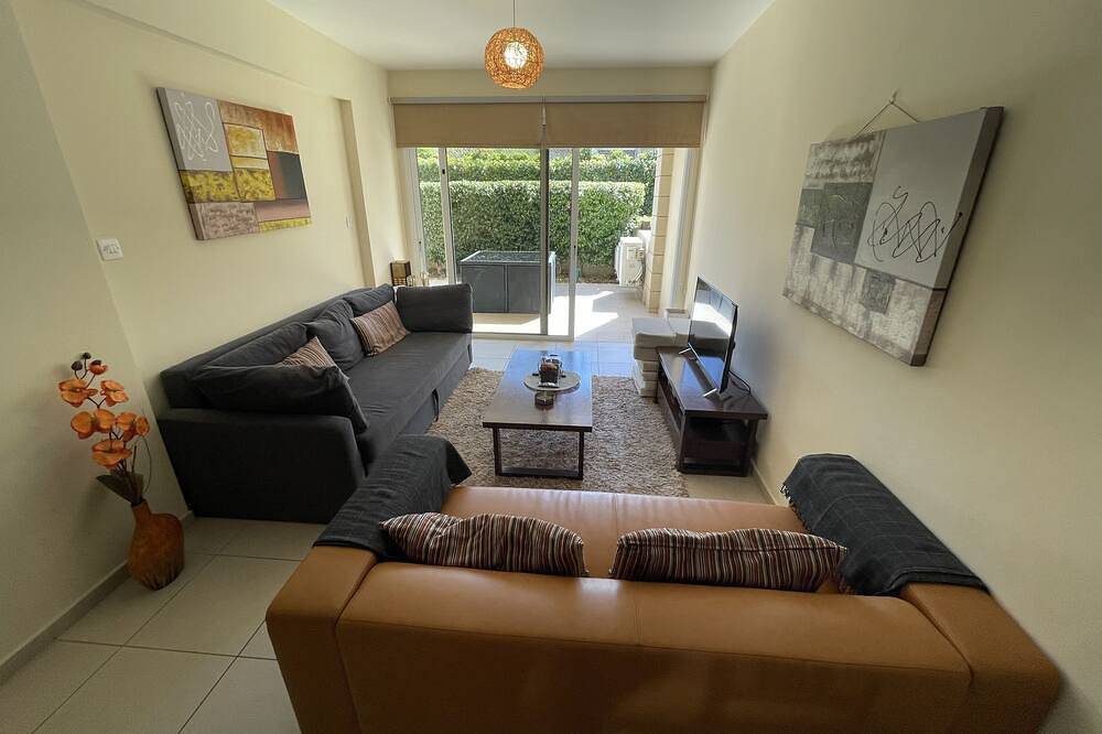 Ganze Wohnung, Modern ground floor apartment with patio, pool and tennis court in Πύλα, Larnaca Bezirk