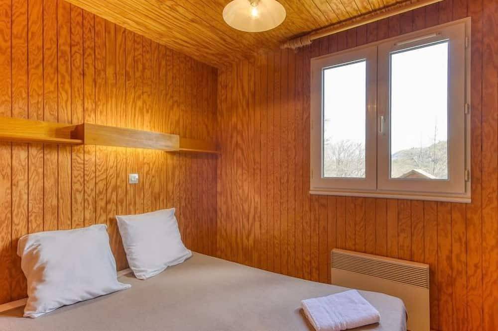 Chalet cosy au Calme | Salon de jardin + vue lac in Saint-Jacques-d'Ambur, Puy-de-Dôme