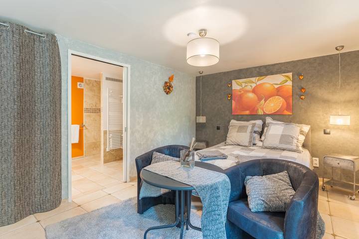 Bed and Breakfast 'Acidulée' with Shared Pool, Wi-Fi and Air Conditioning in Puget, Regional Naturpark i Luberon