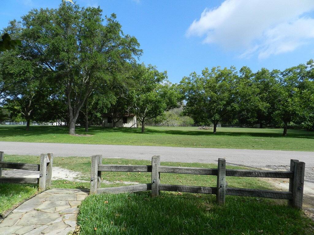 Malerisches Haus am Flussufer auf einer ruhigen Strecke von Guadalupe - Wasserfall vor einer riesigen Veranda in Comal County