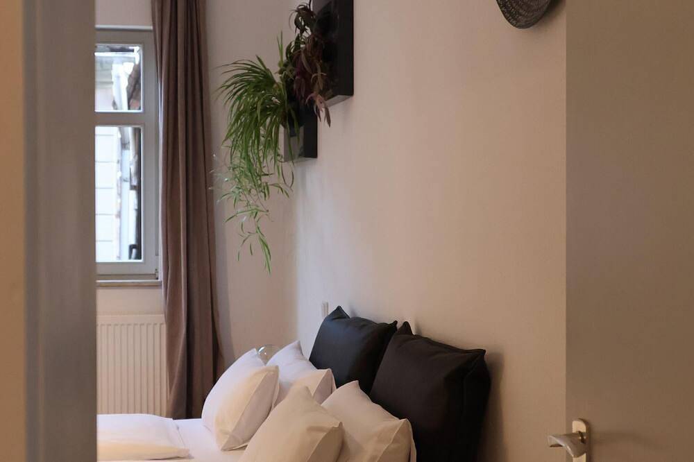 Ganze Wohnung, Modernes Appartement (73qm) mit Balkon und 2 Schlafzimmern in Dettelbach, Fränkisches Weinland