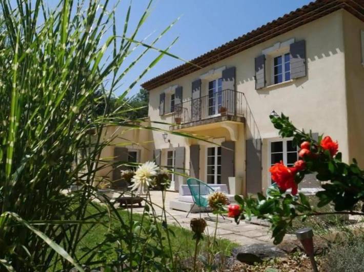 Location de vacances pour 12 personnes, avec piscine ainsi que vue et jardin à Tourves - 3