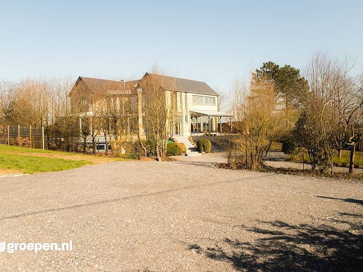 Ferienhaus für 14 Personen, mit Balkon/Terrasse und Whirlpool sowie Terrasse und Pool in Hastière