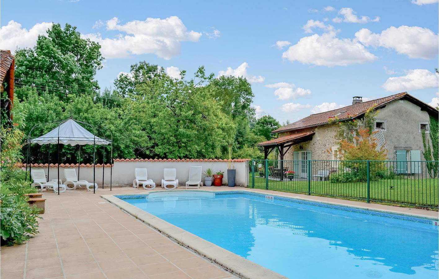Charmant Apt. de 135sqm : Piscine, Jardin, Parking, Vélos & WiFi, près de Chassaignes 2km in Vanxains, Périgord Vert