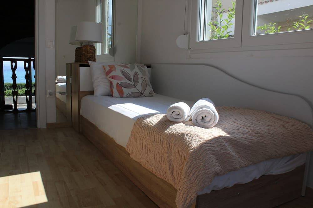 Villa Mare Azul, 300sqm Seafront villa 6 bedrooms, 6 bathrooms in Chaniotis, Kassandra