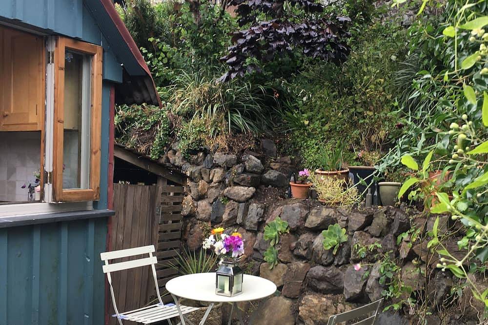 Fisherman's Studio in Cadgwith Cove - sleeps 2 guests  in 1 bedroom in Kynance Cove, Cadgwith