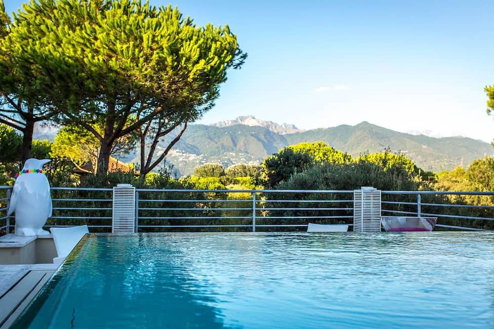 Villa in Marina Dei Ronchi mit 7 Schlafzimmern 14 Schlafplätzen in Massa, Italienische Riviera