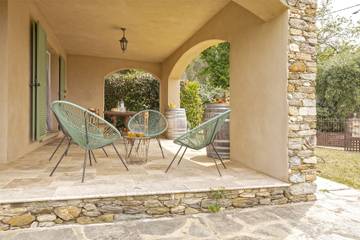Gîte pour 4 personnes, avec jardin ainsi que vue sur l’océan et terrasse à Barbaggio
