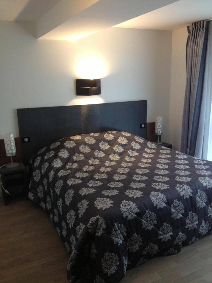 Hôtel pour 2 personnes, avec vue ainsi que piscine et jardin, animaux acceptés à Quemper-Guézennec - 3