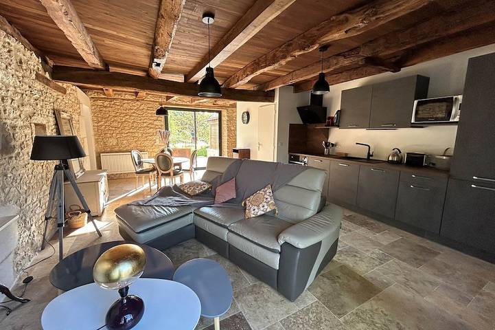 Gîte pour 4 personnes, avec sauna et jacuzzi à Saint-Sozy