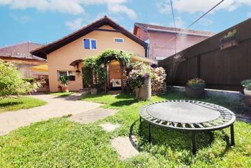 Gîte pour 2 personnes, avec vue et jardin dans Mureș