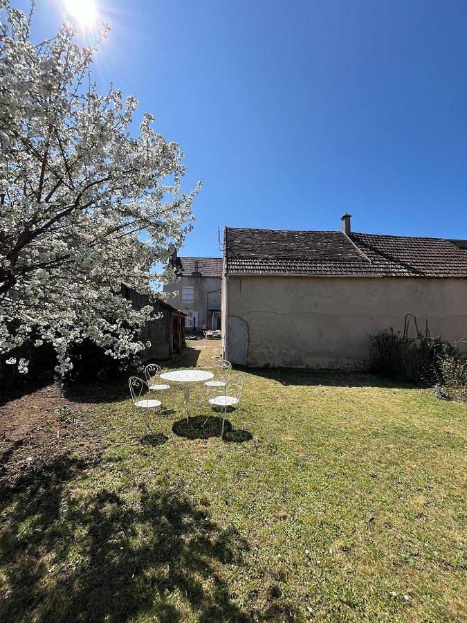 Location de vacances pour 15 personnes, avec jardin à Ainay-le-Château
