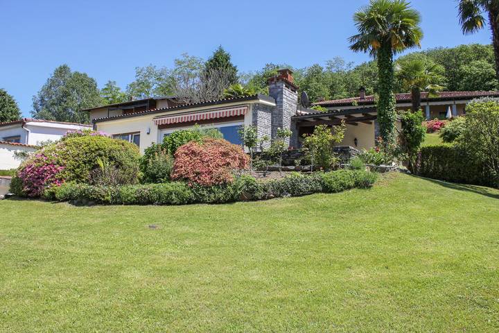 Ferienhaus für 5 Personen, mit Terrasse und Garten sowie Pool und Seeblick in Brezzo di Bedero