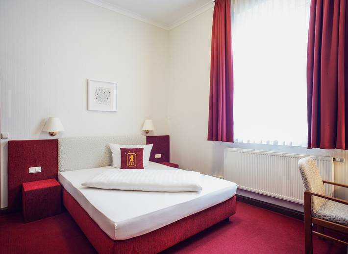 Ganze Ferienwohnung, Hotel Schwarzer Bär Jena - Einzelzimmer mit Du/Wc in Jena, Saaleland