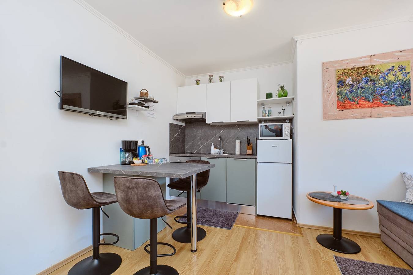 Ganze Wohnung, Das Apartment Jasmina 1 befindet sich in ruhiger Lage in Mali Lošinj. Es ist ideal für zwei Personen und besteht aus einem Schlafzimmer, einem Badezimmer, einem Wohnzimmer, einem Esszimmer und einer Küche. Es verfügt außerdem über eine Terrasse und einen Parkplatz vor dem Gebäude. in Mali Lošinj, Lošinj