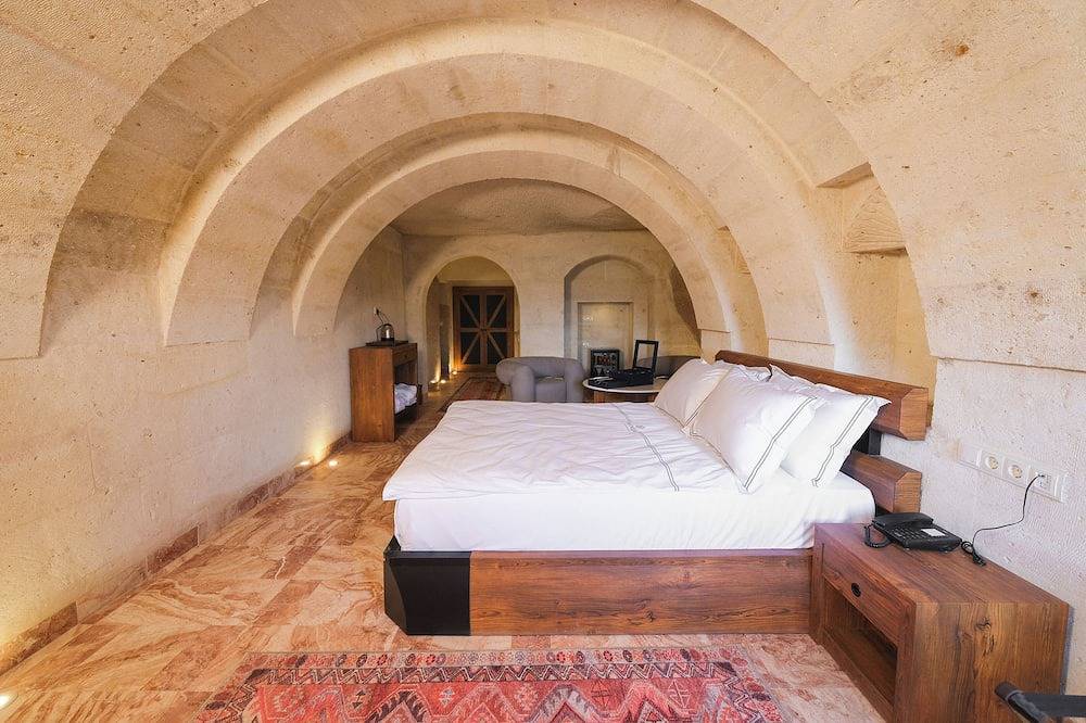 Luxurious Cave Suite with Bathtub 101 in Uçhisar, Nevsehir