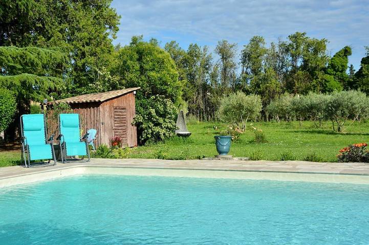 Maison de vacances pour 3 personnes, avec terrasse ainsi que jardin et piscine