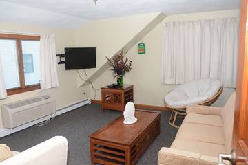 Beach Rental for 7 Guests in Newport East, Rhode Island, Picture 1