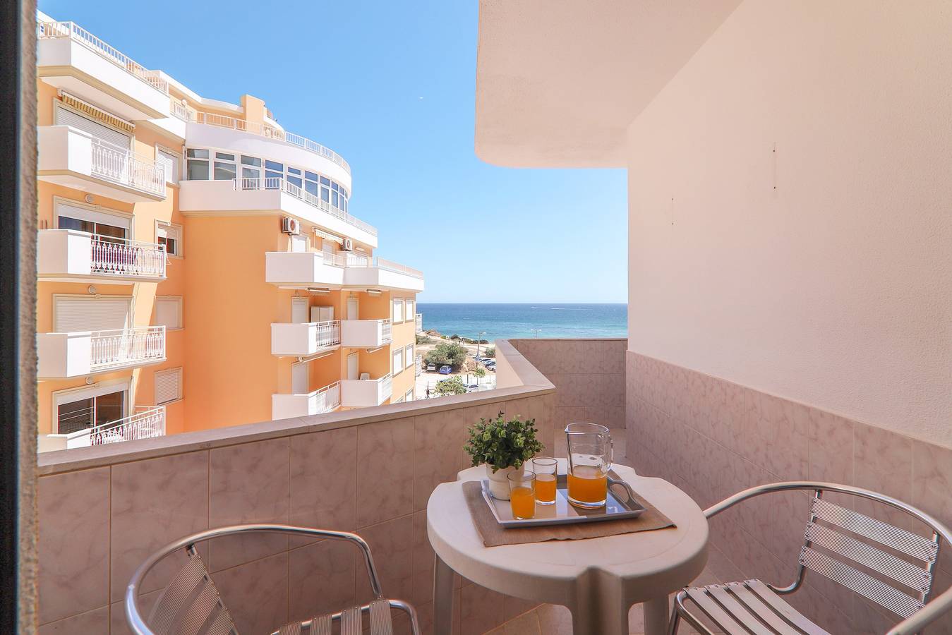 Apartamento inteiro, Apt. Torre Sol 4º7 - em frente à praia, A/C e piscina in Armação de Pêra (costa), Armação de Pêra