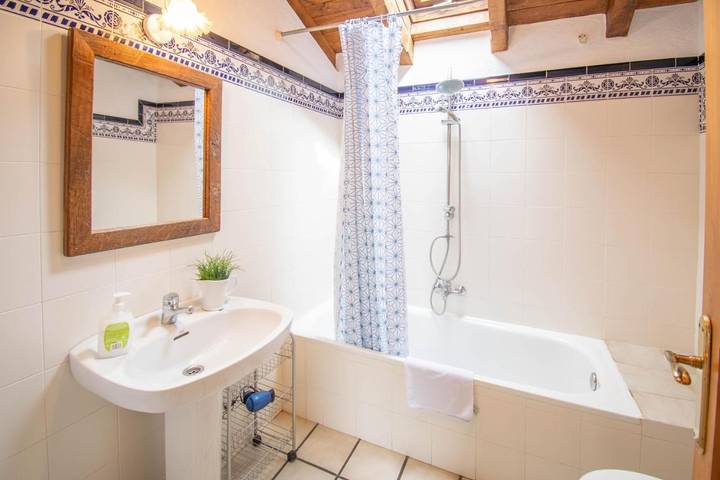 Casa rural para 12 personas, con vistas además de jardín y piscina en Ulzama - 4