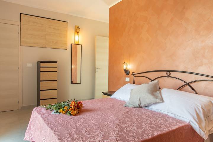 Appartement entier, Appartement "Grecale" avec terrasse privée, Wi-Fi et climatisation. in Loano, Riviera di Ponente