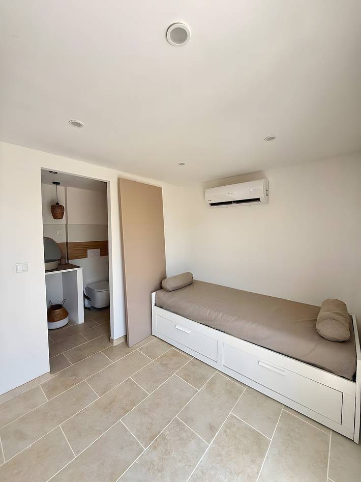 Entire studio, Studio Apartment 'Villa Laurent' with Private Garden and Wi-Fi in Solaro, Corte region