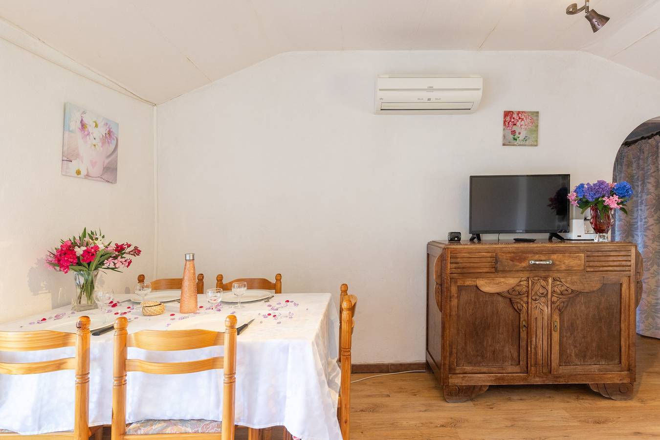 Maison de vacances 'La Magnannerie' avec vue sur les montagnes, piscine partagée et climatisation in Gravières, Parc naturel régional des Monts d'Ardèche