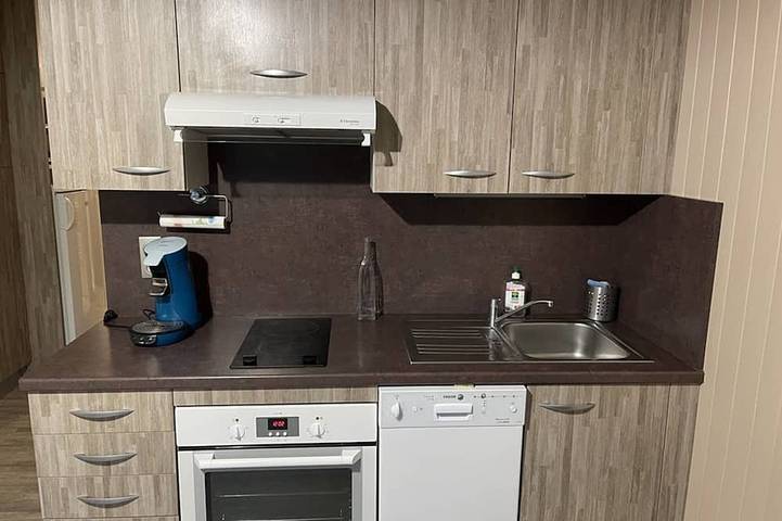 Appartement entier, Studio rénové avec balcon, au pied des pistes, accès WIFI in Le Lioran, Laveissière