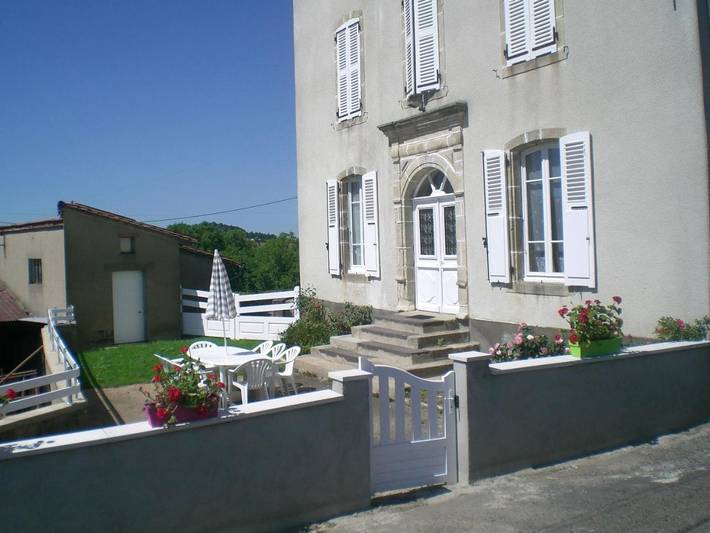 Gîte pour 13 personnes, avec vue et terrasse dans Trézioux