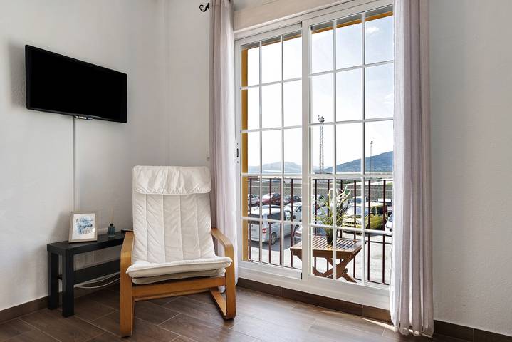 Entire apartment, La Tortuga Playa with Sea View, Pool, Wi-Fi & Garden; Pet-Friendly in Playa de Los Lances, Tarifa