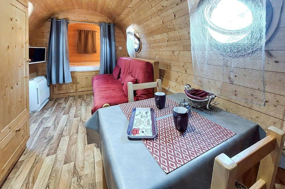 Nice (sta)caravan in Pouilly-Sous-Charlieu in Pouilly-sous-Charlieu, Région de Roanne