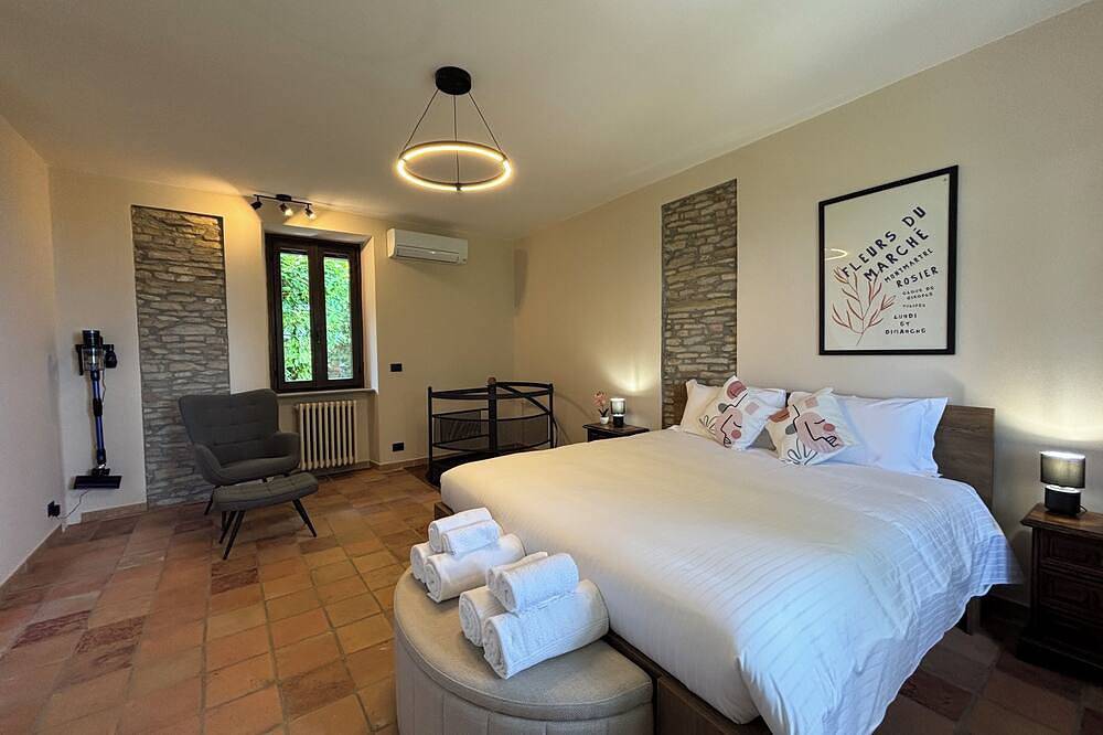 Relais Portaluna Serena / 1Br + Studio, Sleeps 4, Garden, Langhe Views in Mango , Langhe