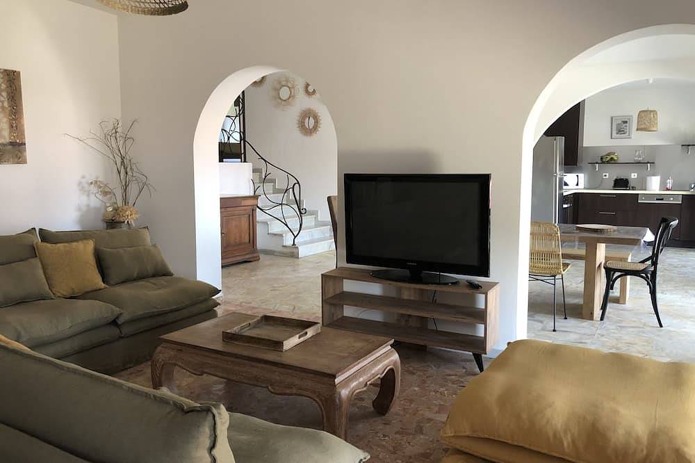 Luxe villa met zwembad met uitzicht op het Diana-meer in Aléria, Corte en omgeving