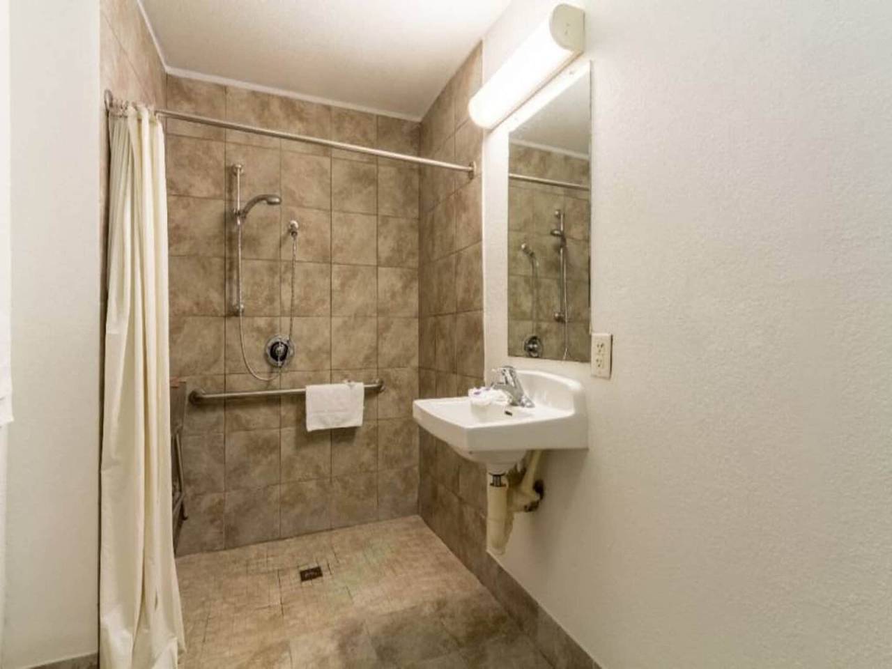 Apartamento entero, 1 Rey|Mob Acc|Ri Shwr|Nsmk in New Orleans, Lake Pontchartrain