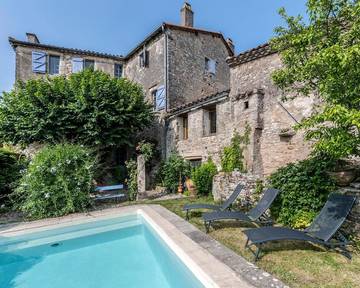 Chambre d’hôte pour 2 personnes, avec jardin ainsi que vue et piscine, animaux acceptés à Puycelsi