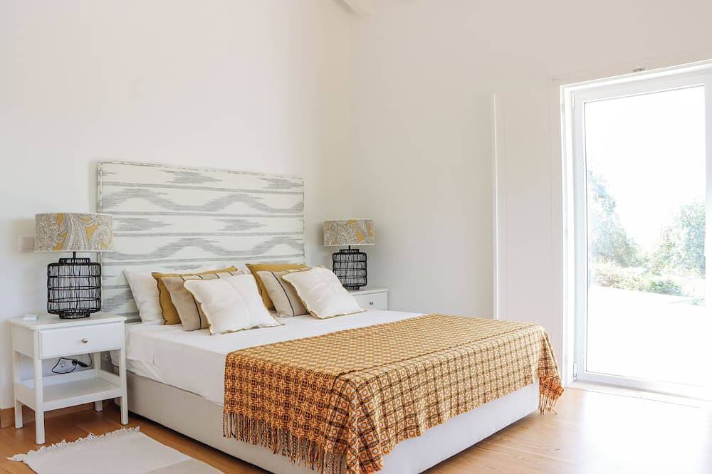 Luxurious Newly Rebuilt House With Infinity Pool and Stunning Views in Urra, Parque Natural da Serra de São Mamede