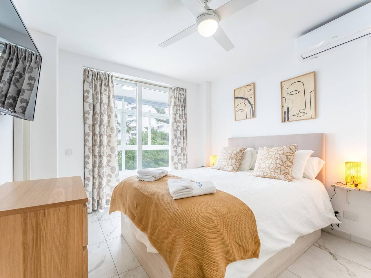 Entire holiday apartment, Vb Diana 2Bdrs with Fantastic Sea Views in Benalmádena Costa, Benalmádena