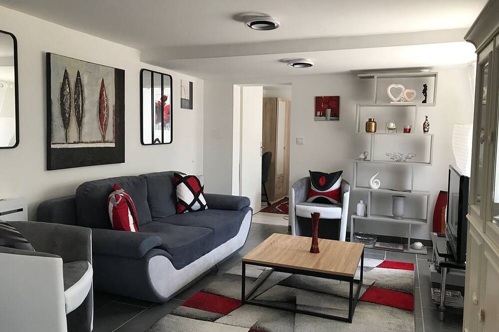 Ganze Wohnung, Cosy T3, large garden, 200 m from Parc St Nicolas, parking, Wifi Thd, Angers in Avrillé, Angers und Umgebung