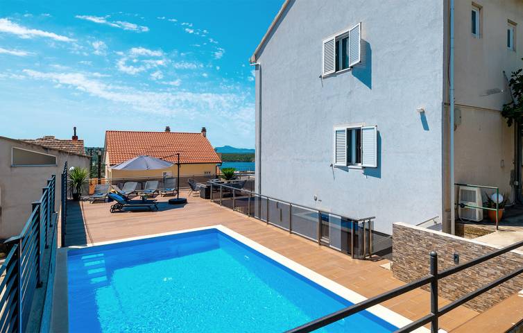 Ferienwohnung für 4 Personen, mit Pool und Garten sowie Terrasse, mit Haustier in Sibenik - 2