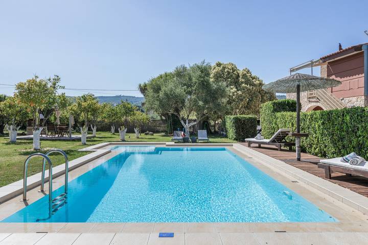 Villa for 5 personer, Balkong og Jacuzzi i tillegg til Hage og Barnebasseng i Platanias Kommune