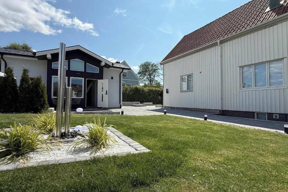 Nordic Loft Retract- Deluxe mini villa with 2 sleeping lofts in Mölndal, Västergötland