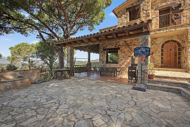 Villa 'Can Ayala' Arenys de Munt - Con jardín y piscina privada. in Vallgorguina, Costa del Maresme